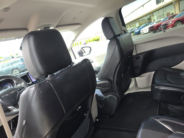 Used 2023 Chrysler Pacifica Touring-L FWD image 33