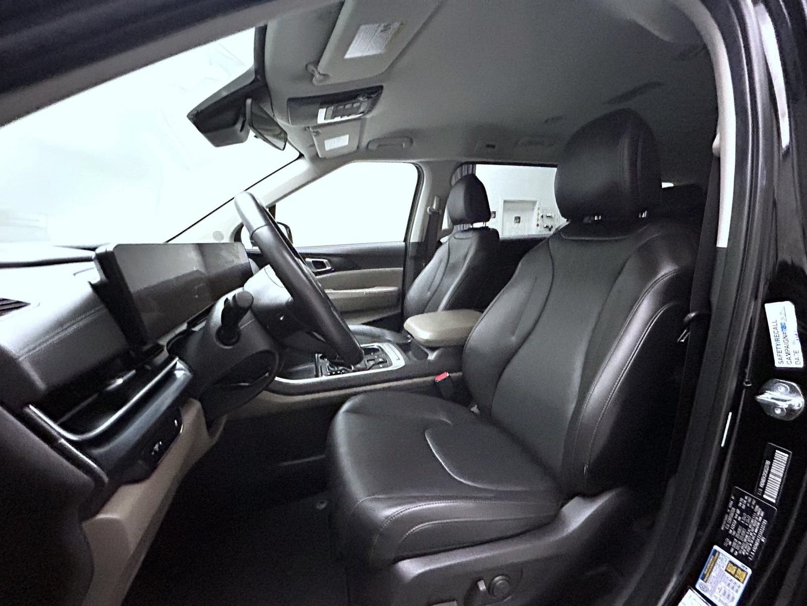 Used 2025 Kia Carnival FWD image 10