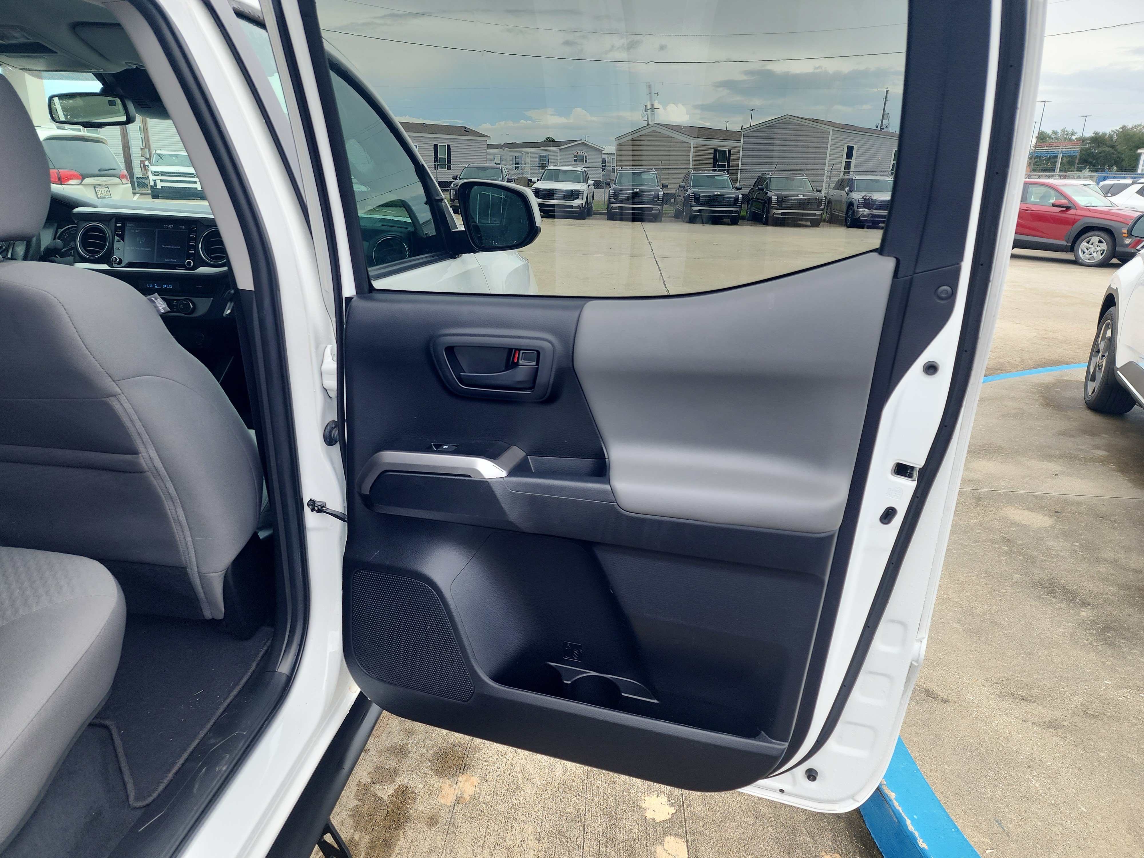 Used 2022 Toyota Tacoma SR5 RWD image 13