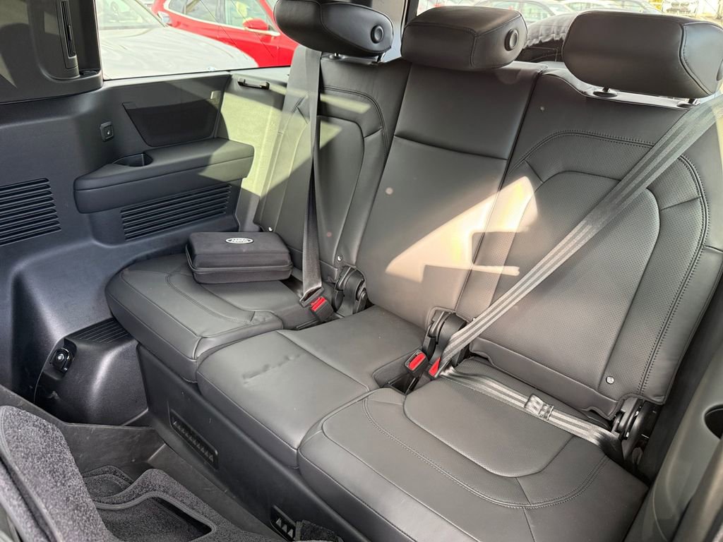 Used 2025 Land Rover Defender 130 X-Dynamic SE image 34