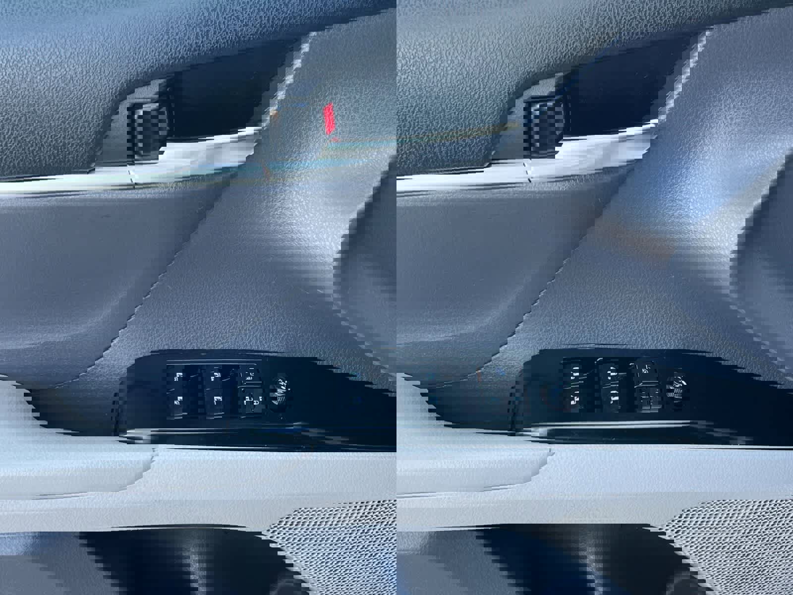 Used 2018 Toyota Camry LE image 13