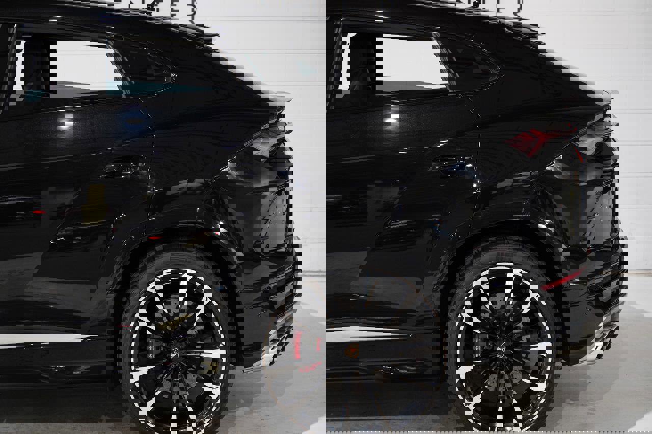 Used 2020 Lamborghini Urus image 32