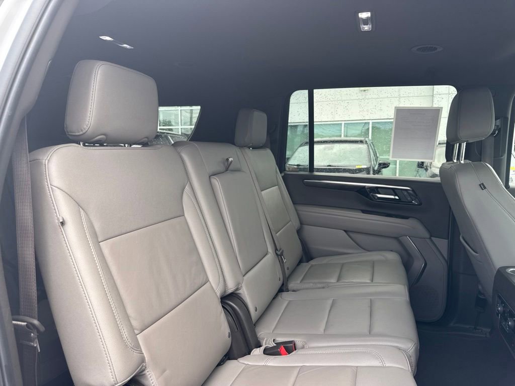 Used 2025 Chevrolet Suburban LT RWD image 21