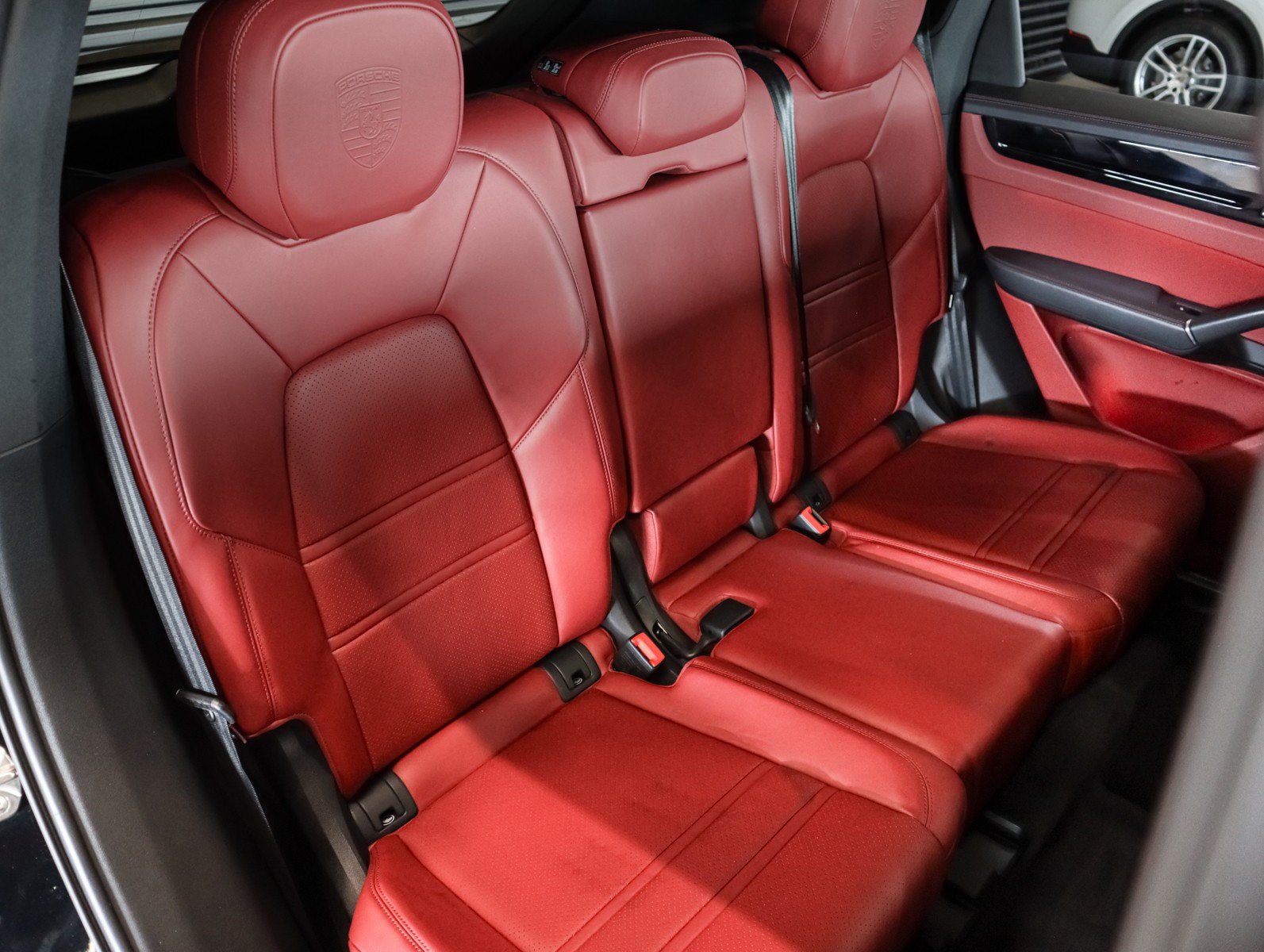 Certified 2023 Porsche Cayenne AWD/4WD image 6