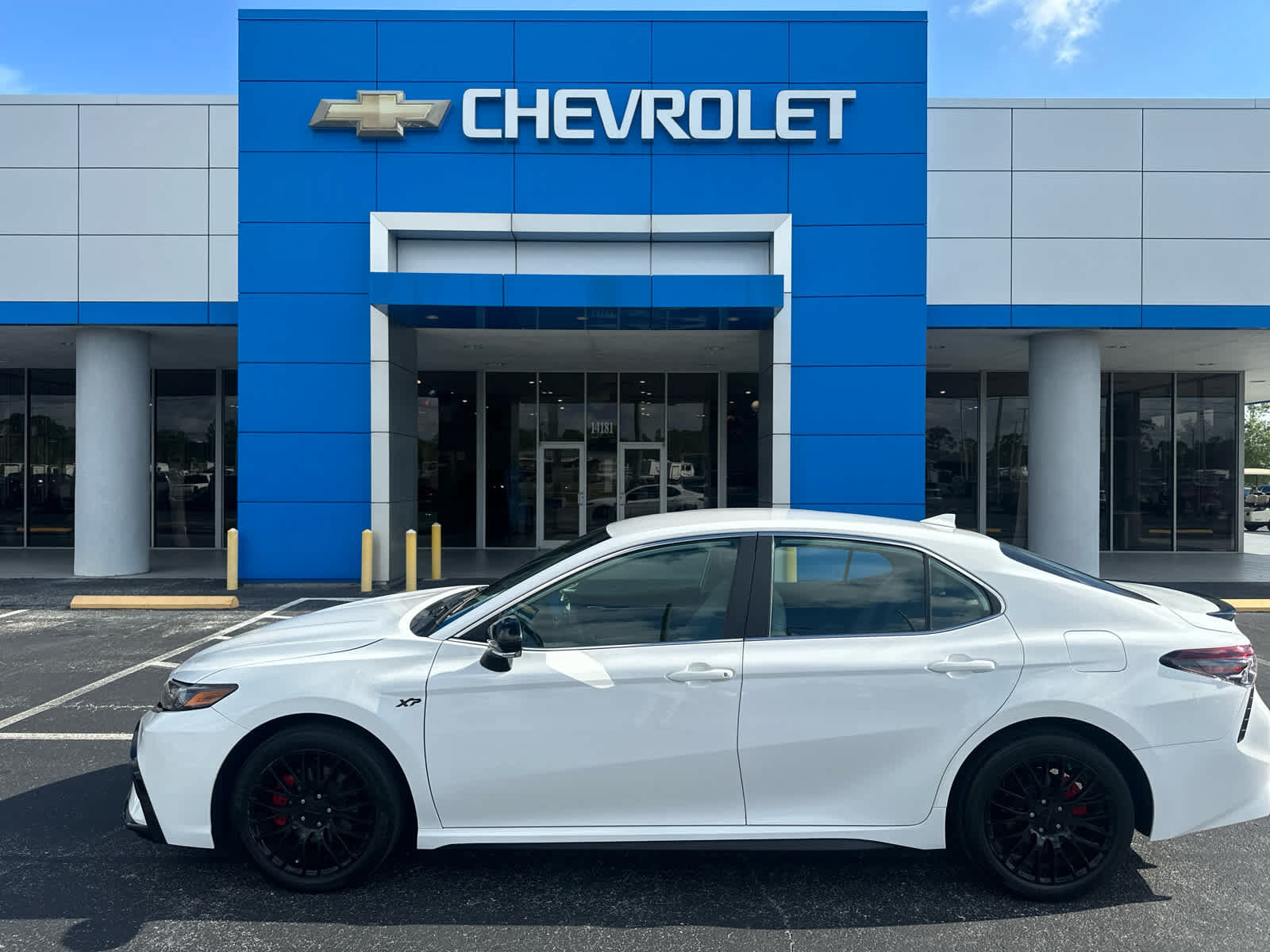Used 2023 Toyota Camry SE FWD image 2
