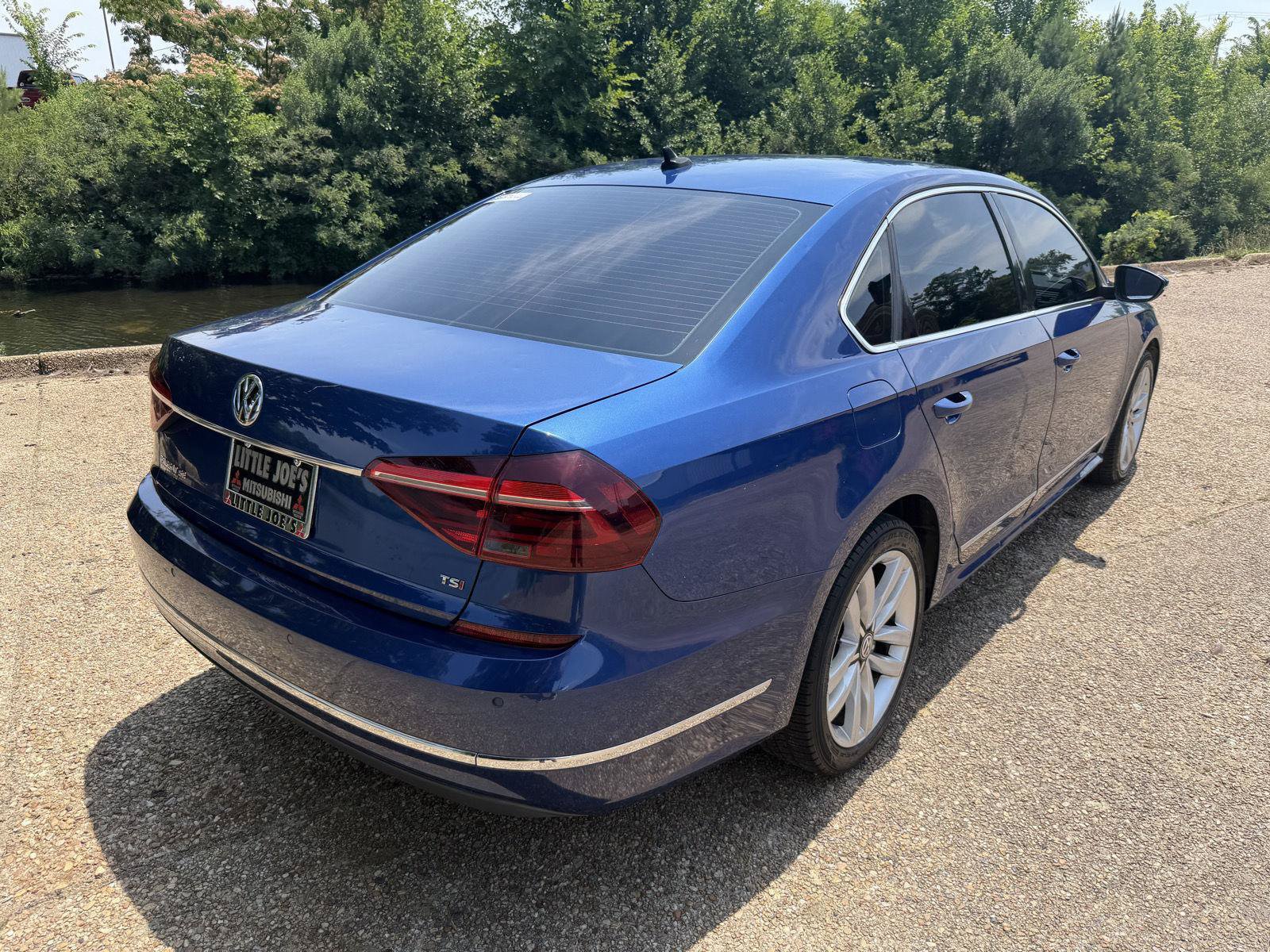 Used 2017 Volkswagen Passat 1.8T SE FWD image 3