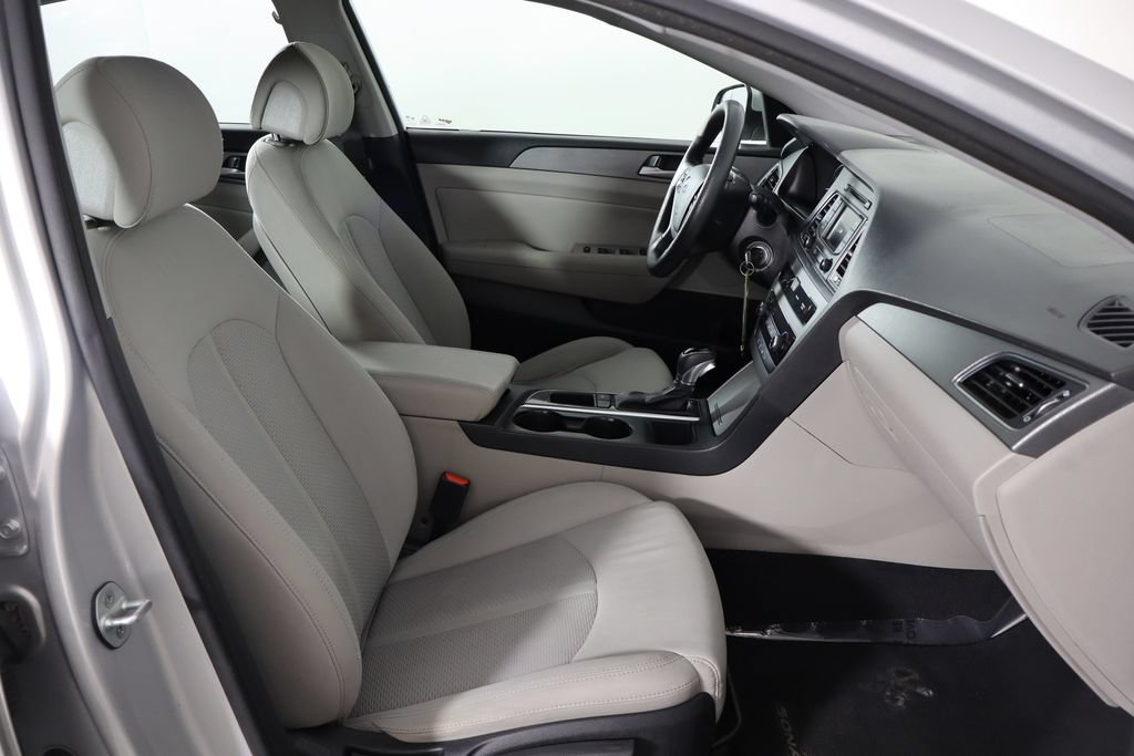 Used 2015 Hyundai Sonata SE w/ Option Group 09 FWD image 18