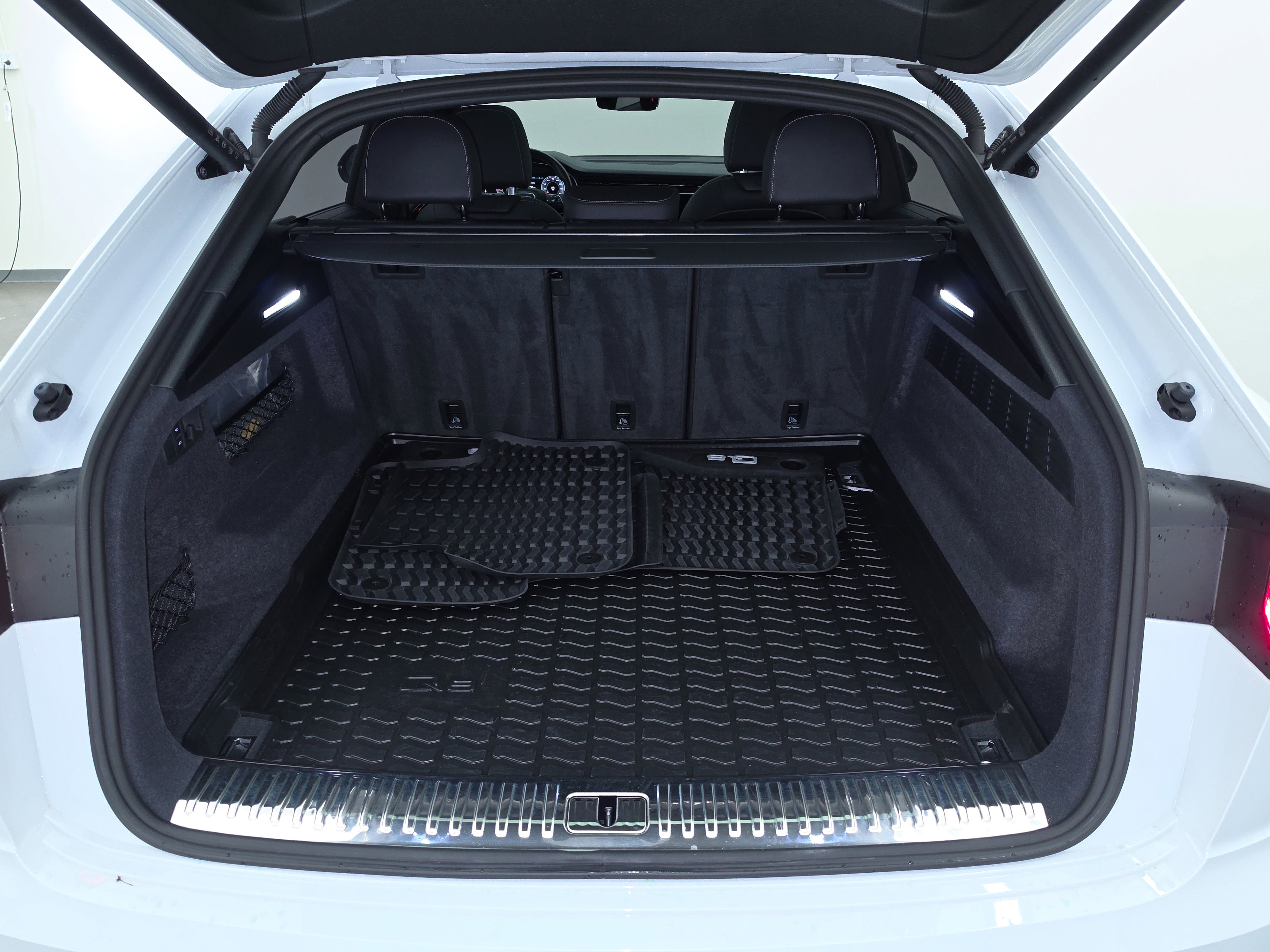 Used 2023 Audi Q8 Prestige AWD/4WD image 11
