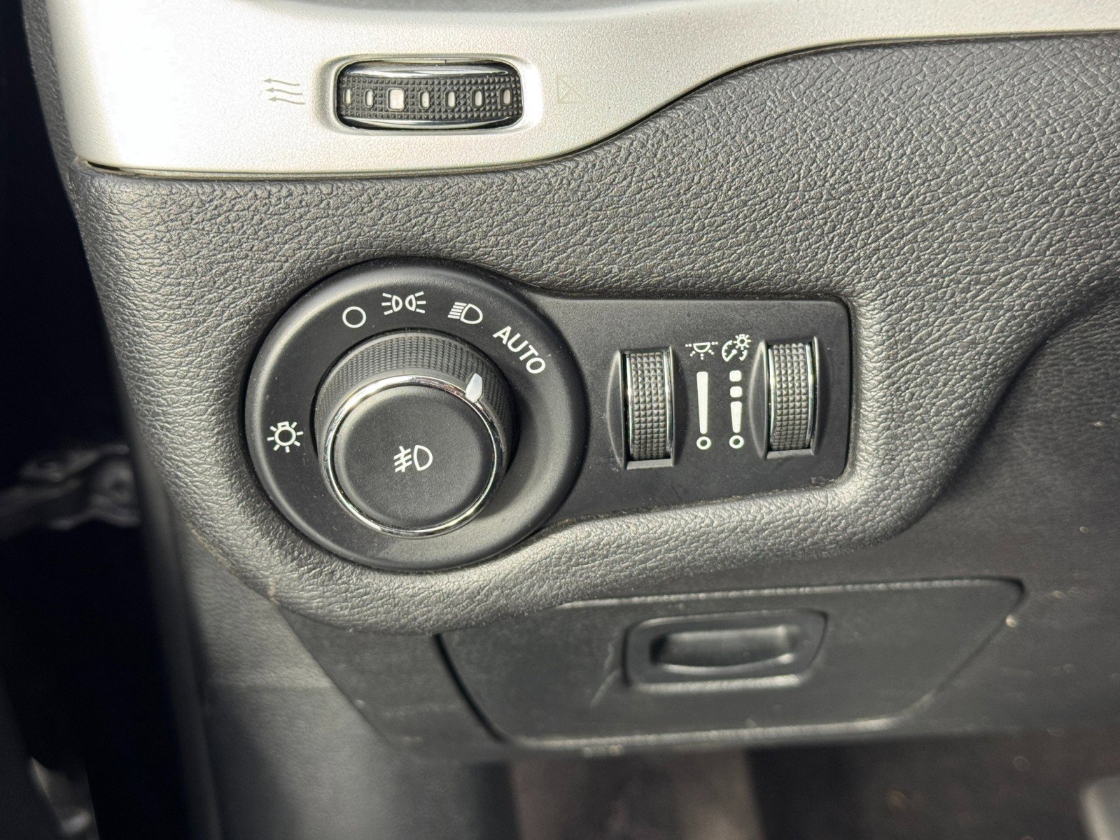 Used 2017 Jeep Cherokee Trailhawk w/ Cold Weather Group image 16