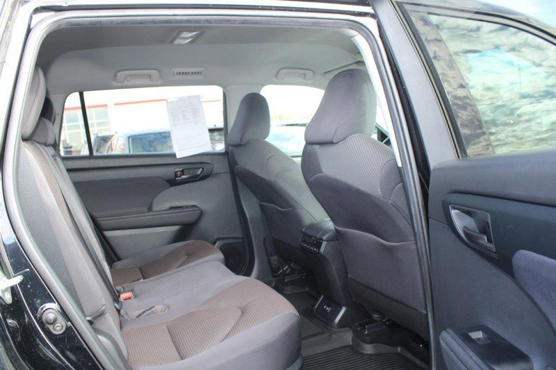 Used 2020 Toyota Highlander LE image 10
