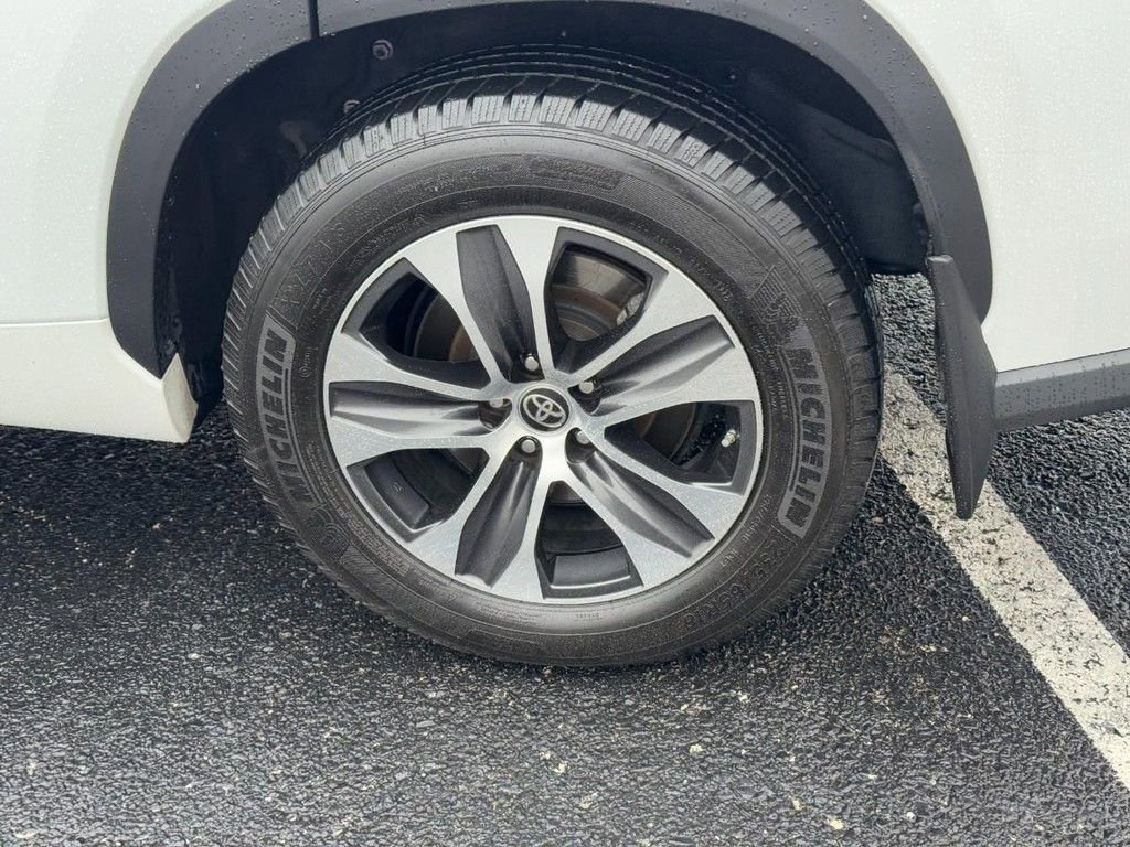 Certified 2022 Toyota Highlander XLE image 10