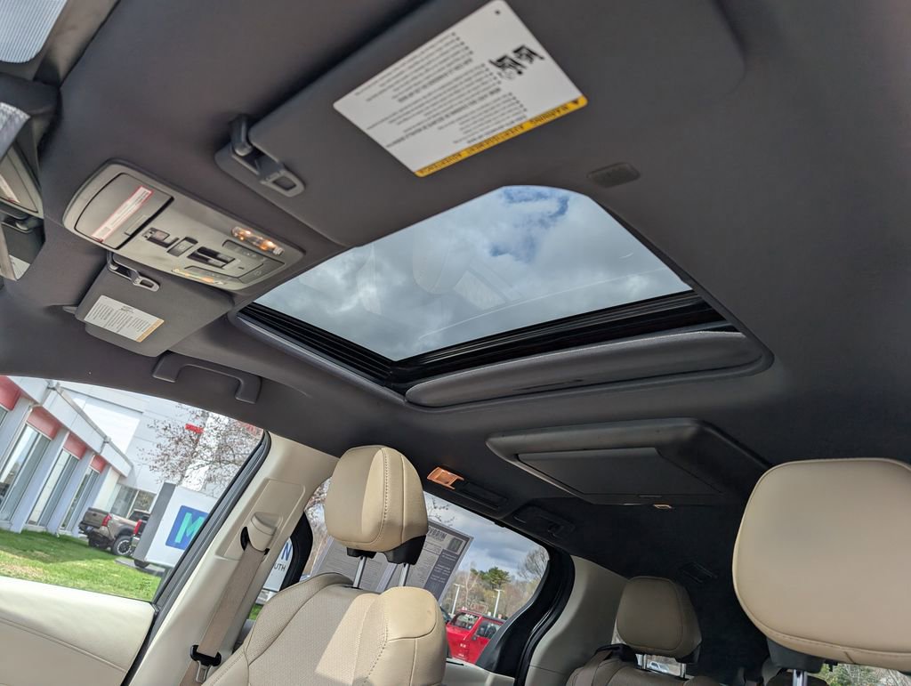 Used 2022 Toyota Sienna Limited image 21