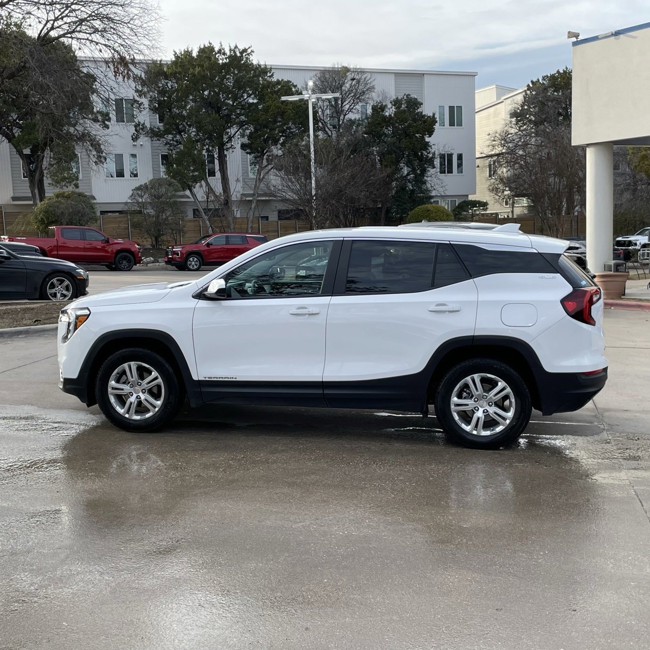 Used 2024 GMC Terrain SLE image 3