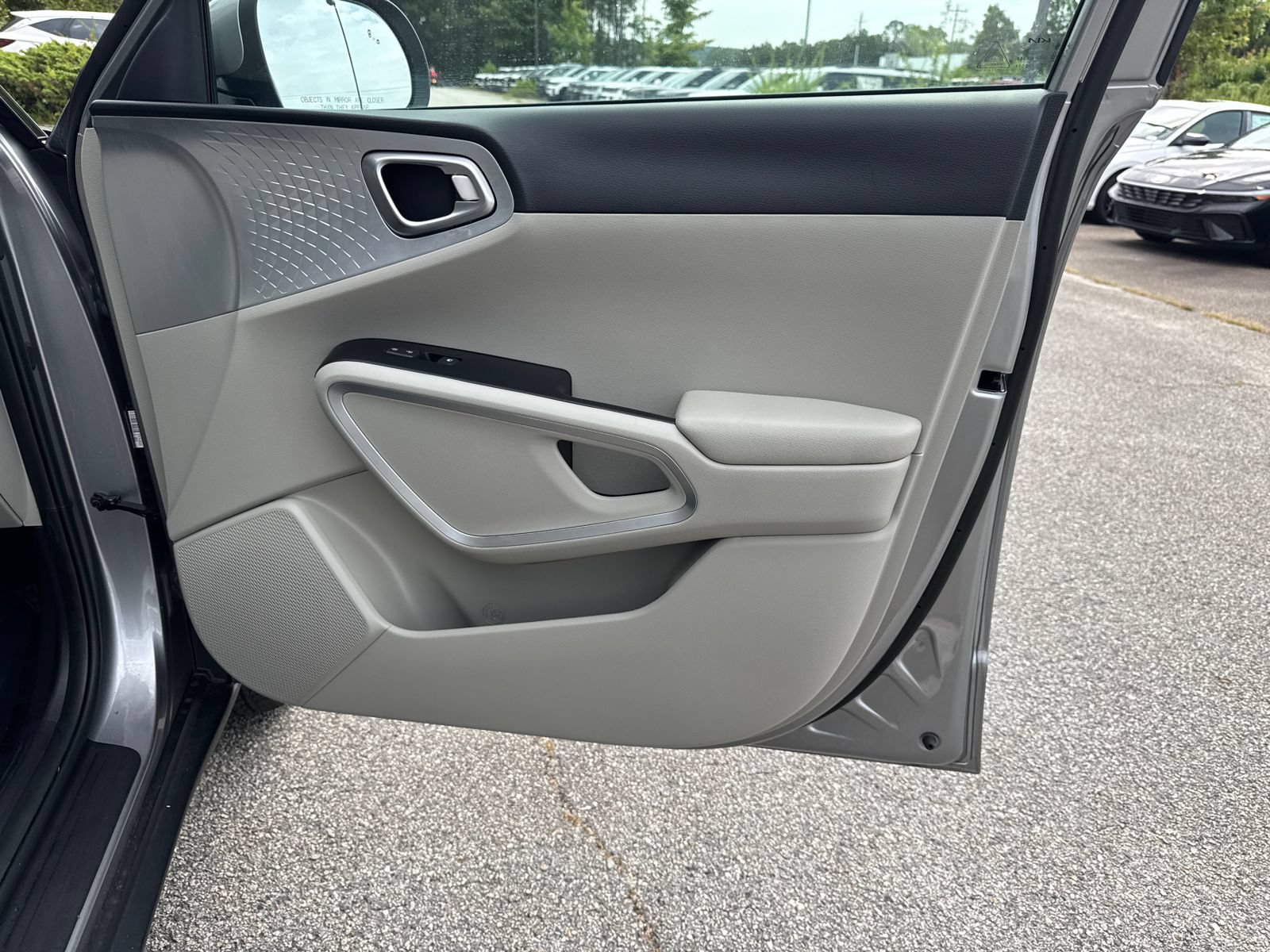 Used 2025 Kia Soul LX w/ LX Technology Package FWD image 14