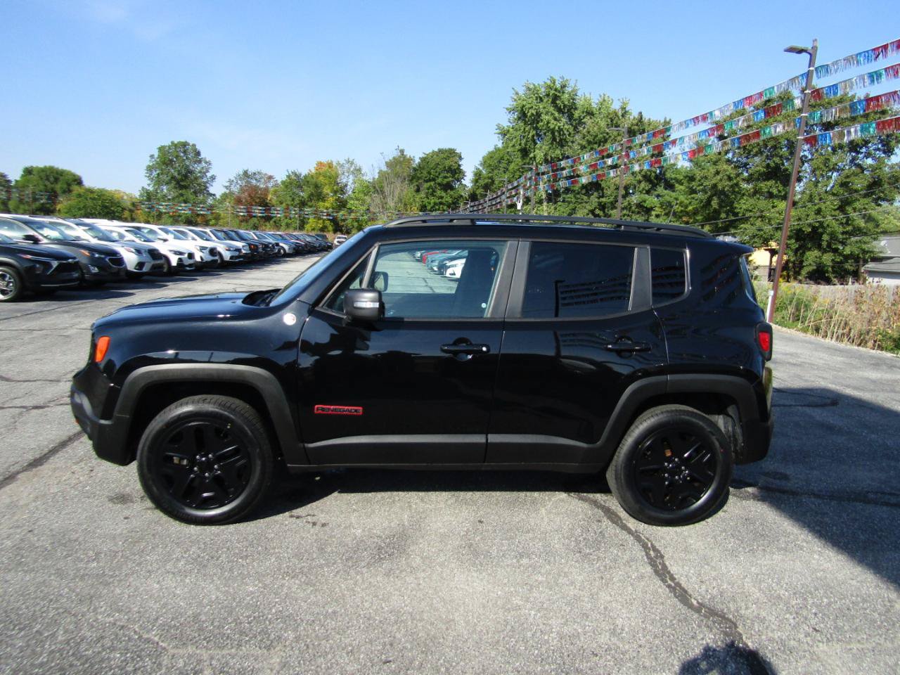 Used 2018 Jeep Renegade Trailhawk w/ UConnect 8.4 Nav Group AWD/4WD image 4