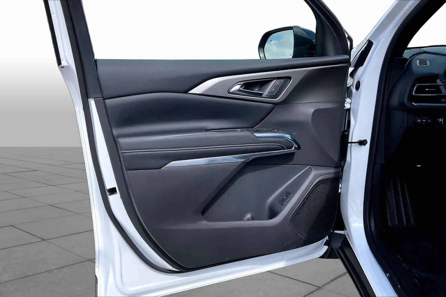 New 2027 Chevrolet Traverse LT w/ Driver Confidence Package FWD image 11