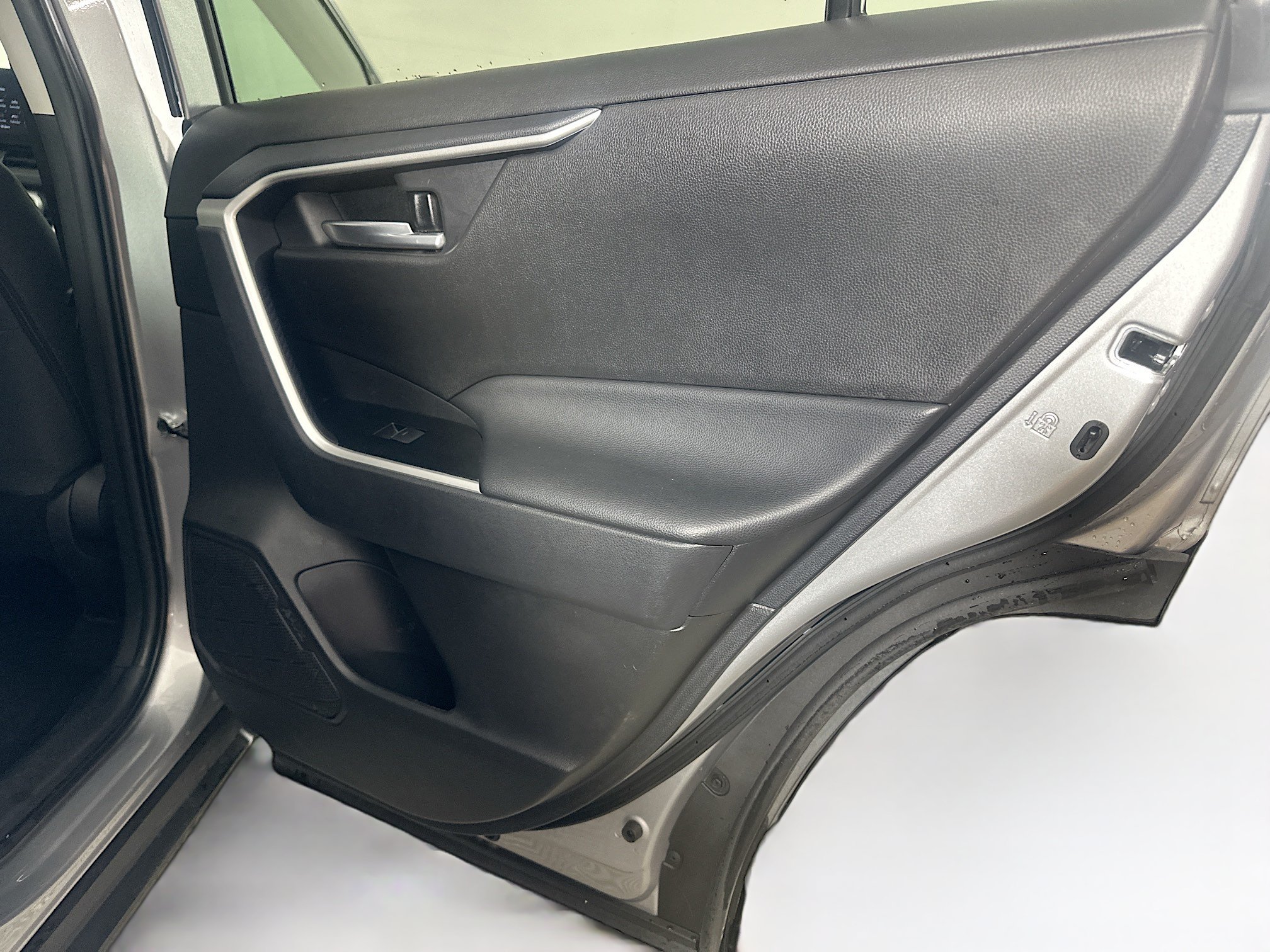 Used 2025 Toyota RAV4 XLE FWD image 28