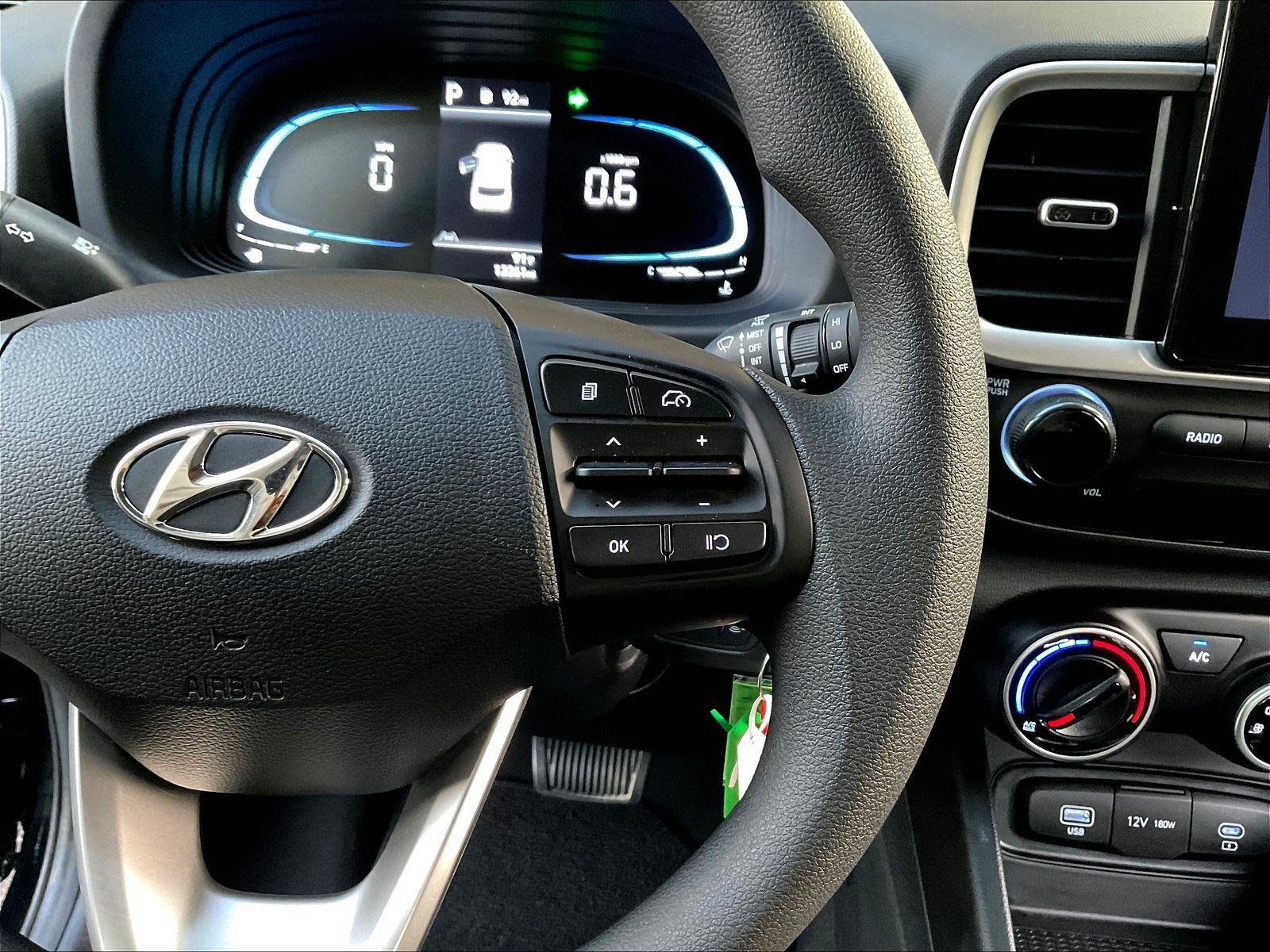 Used 2025 Hyundai Venue SE FWD image 11