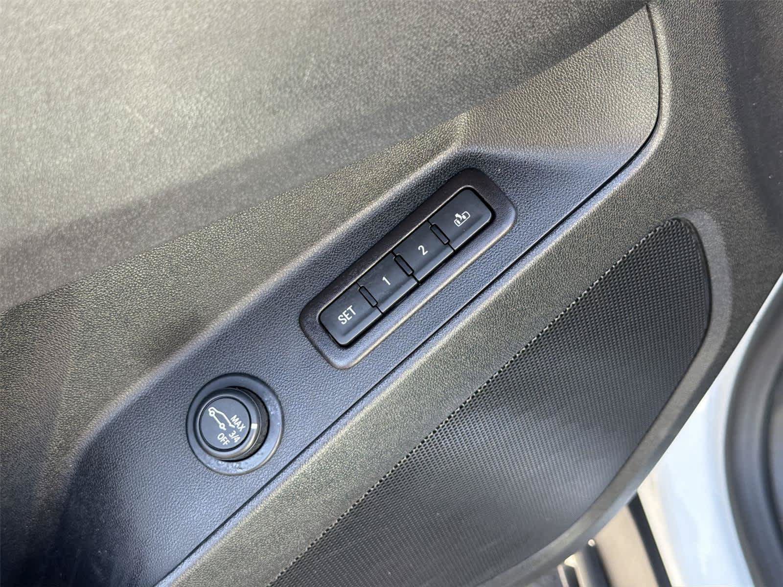 Used 2021 Chevrolet Equinox Premier FWD image 39