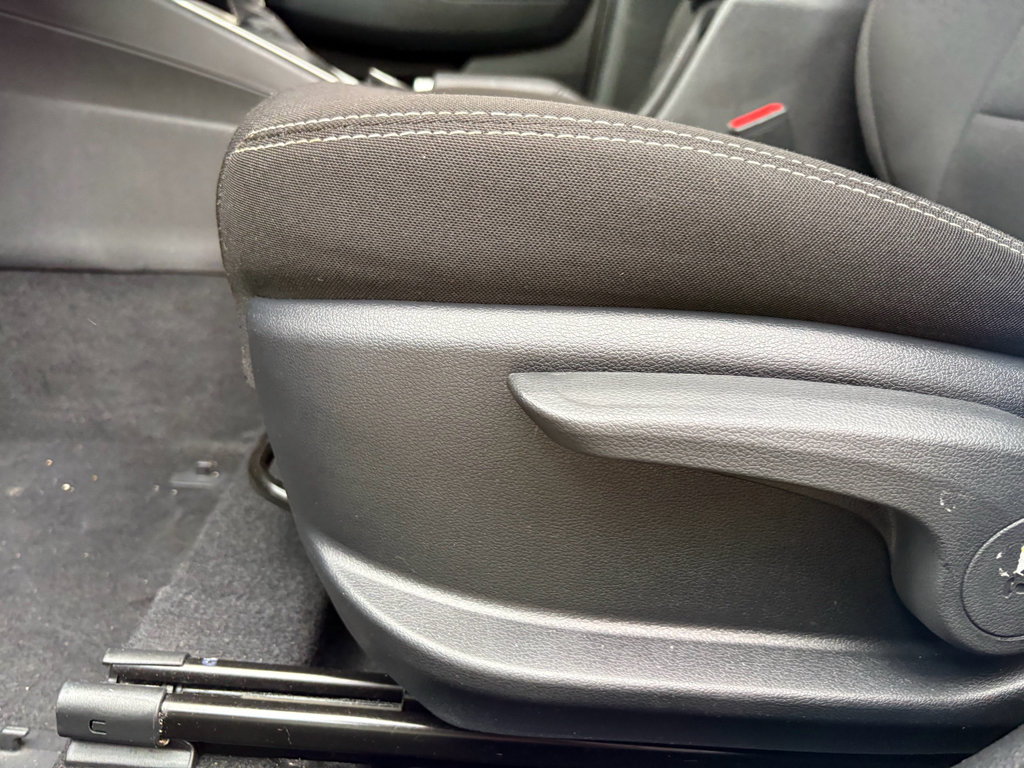 Used 2025 Hyundai Venue SEL FWD image 13