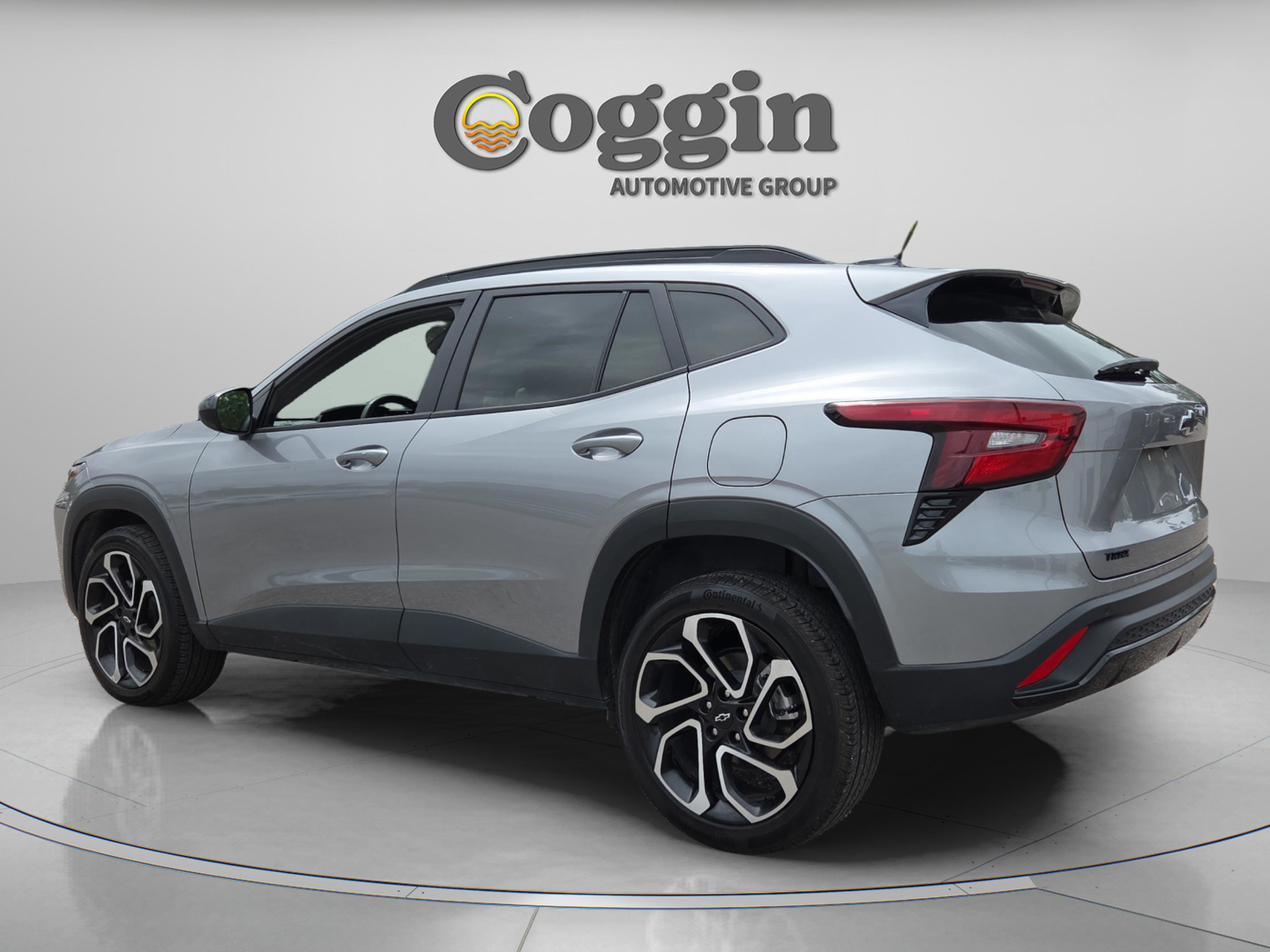 Used 2025 Chevrolet Trax RS w/ Driver Confidence Package FWD image 3