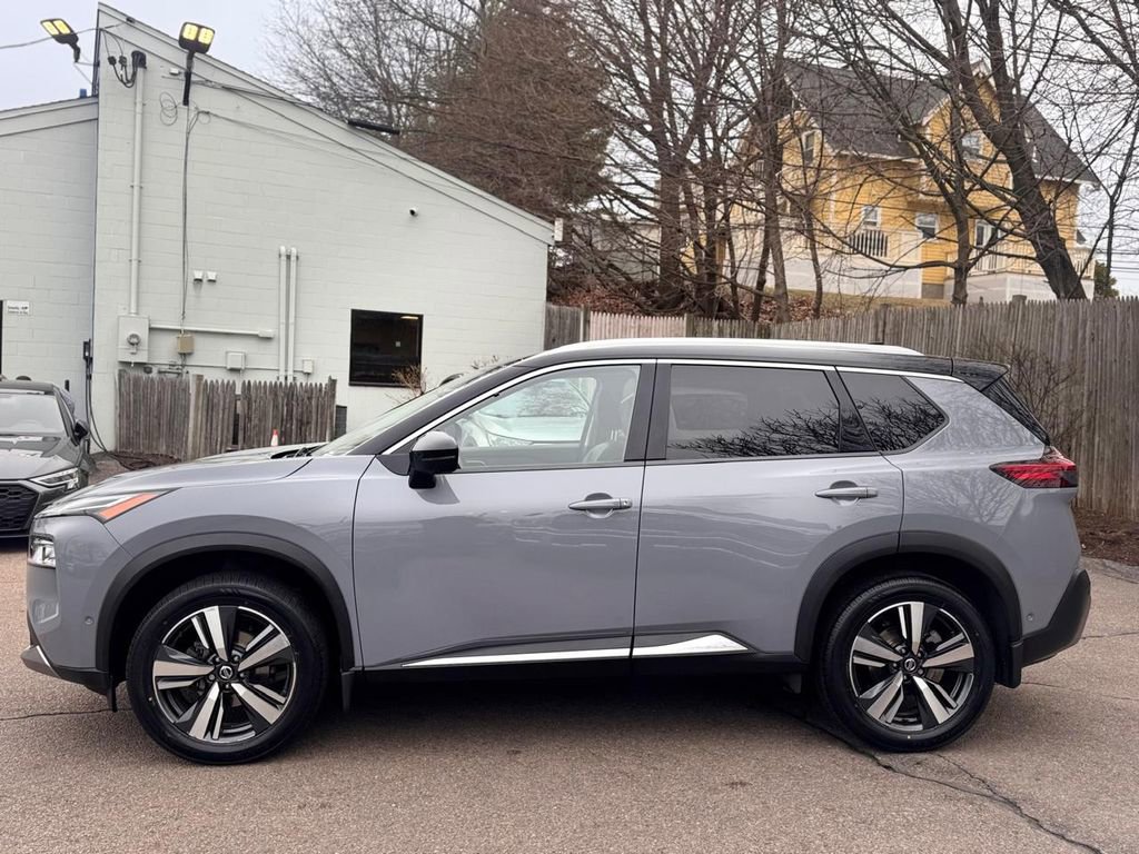 Used 2021 Nissan Rogue Platinum image 3