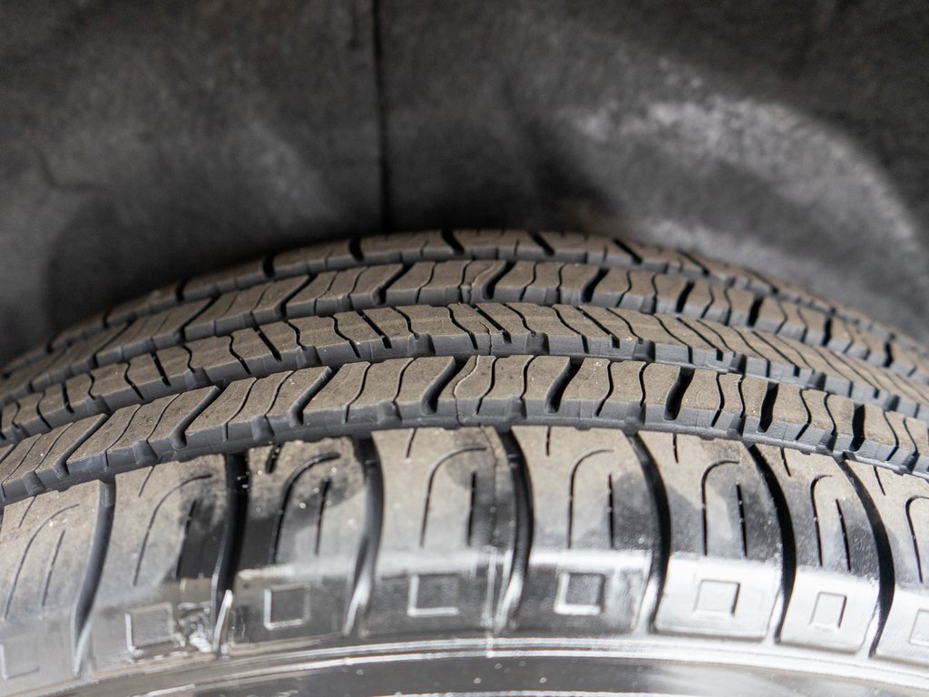 Used 2023 GMC Acadia SLT image 37