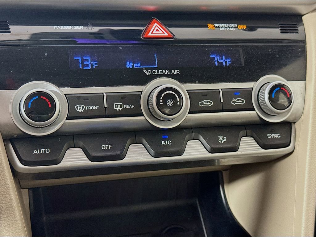 Used 2020 Hyundai Elantra SE w/ Winter Weather Package image 17