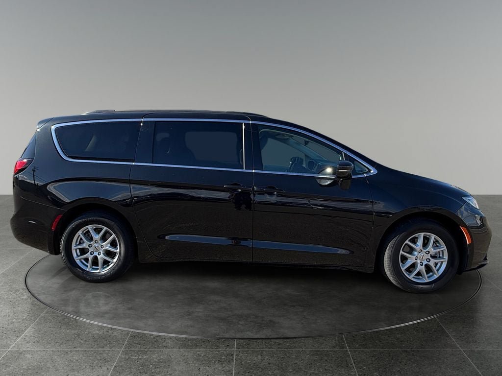 Used 2022 Chrysler Pacifica Touring-L FWD image 10