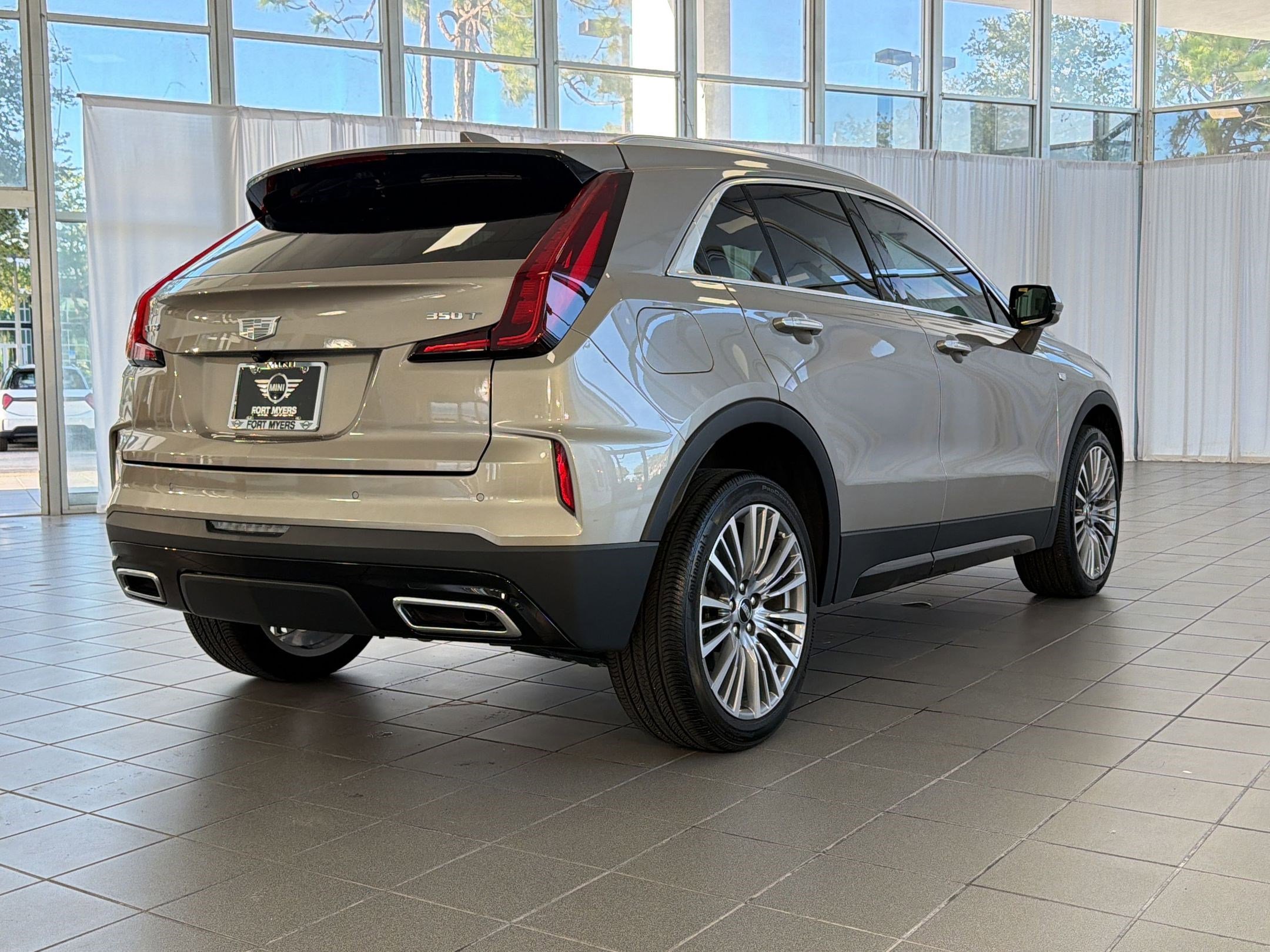 Used 2024 Cadillac XT4 Premium Luxury w/ Technology Package FWD image 9