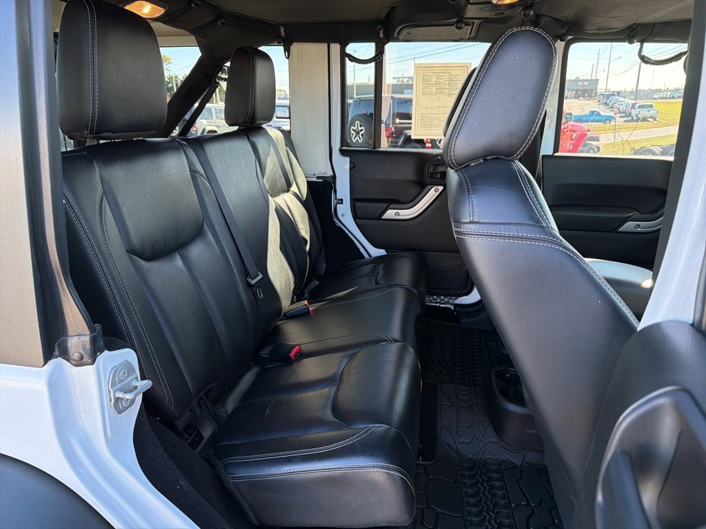 Used 2015 Jeep Wrangler Unlimited Rubicon w/ Connectivity Group image 18