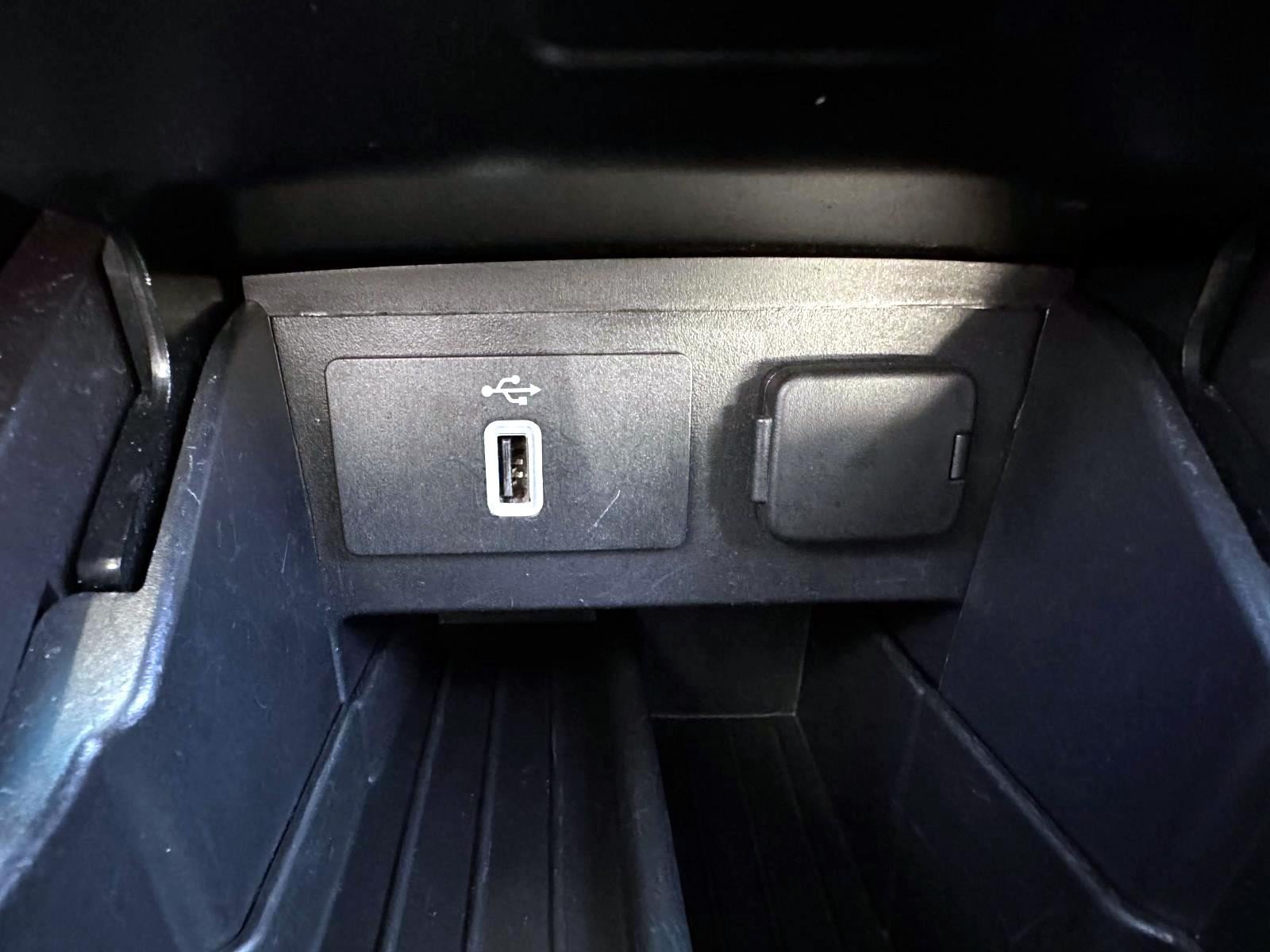 Used 2017 Ford Explorer XLT w/ Equipment Group 202A AWD/4WD image 25