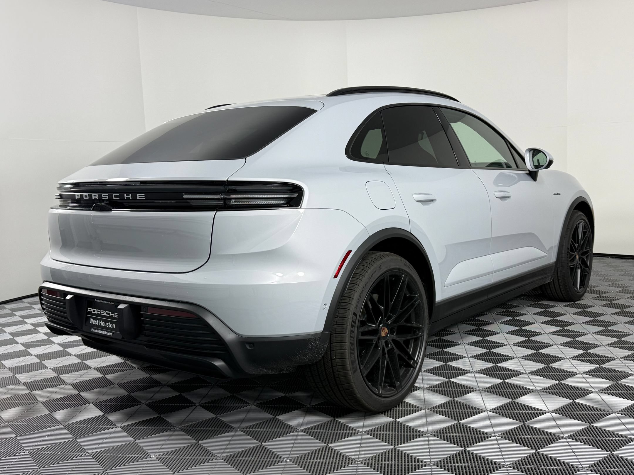 Certified 2026 Porsche Macan Electric RWD image 9