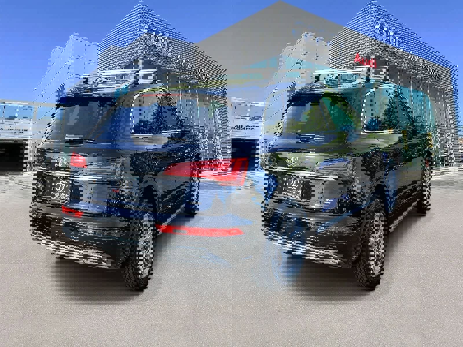 Used 2023 Audi Q5 2.0T Premium w/ Convenience Package image 4