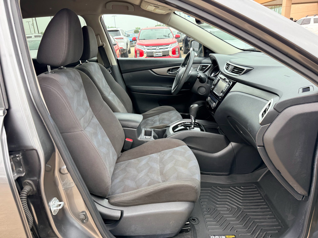 Used 2016 Nissan Rogue SV w/ SV Premium Package FWD image 12