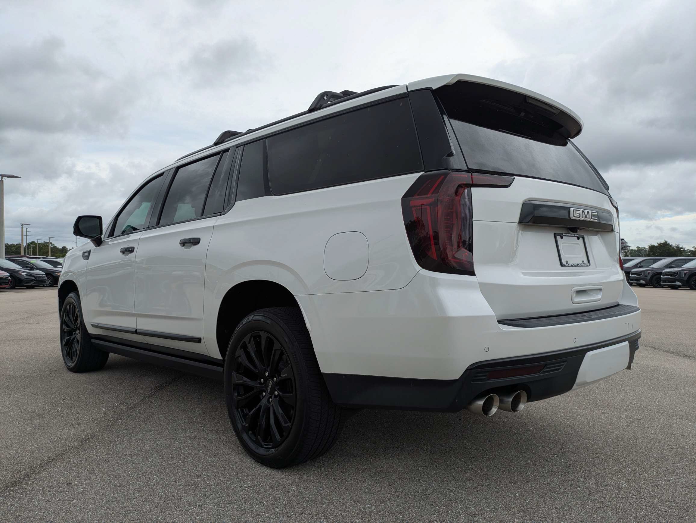 Used 2022 GMC Yukon XL Denali AWD/4WD image 6