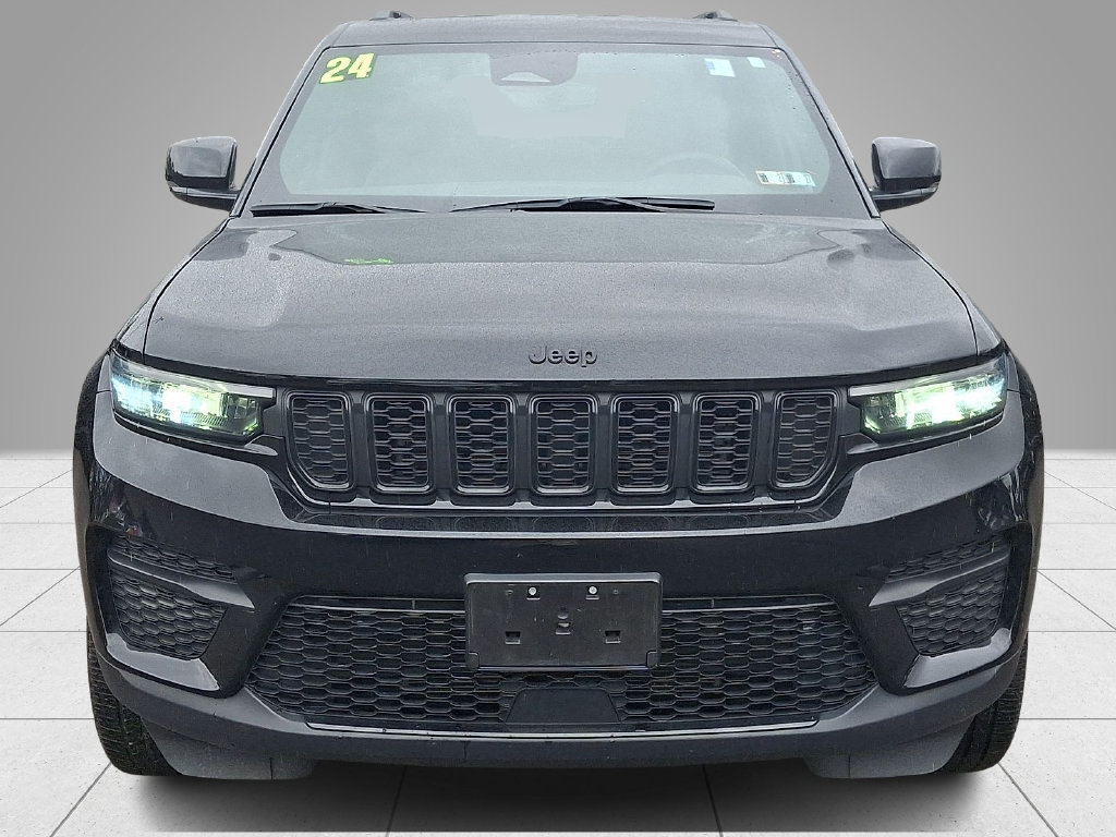 Used 2024 Jeep Grand Cherokee Altitude AWD/4WD image 3