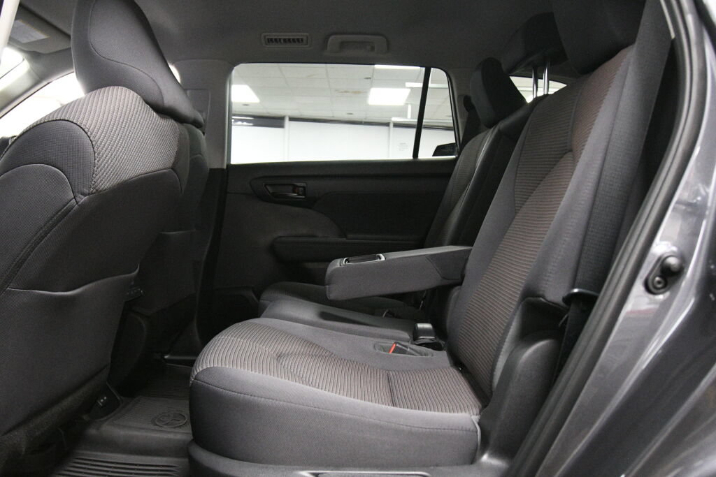 Used 2023 Toyota Highlander LE AWD/4WD image 20