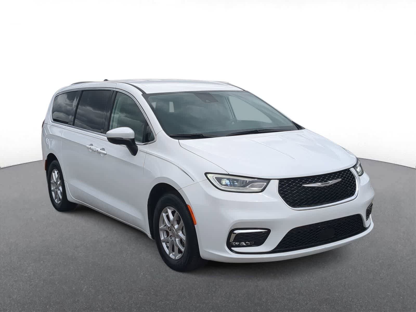 Used 2023 Chrysler Pacifica Touring-L FWD image 2
