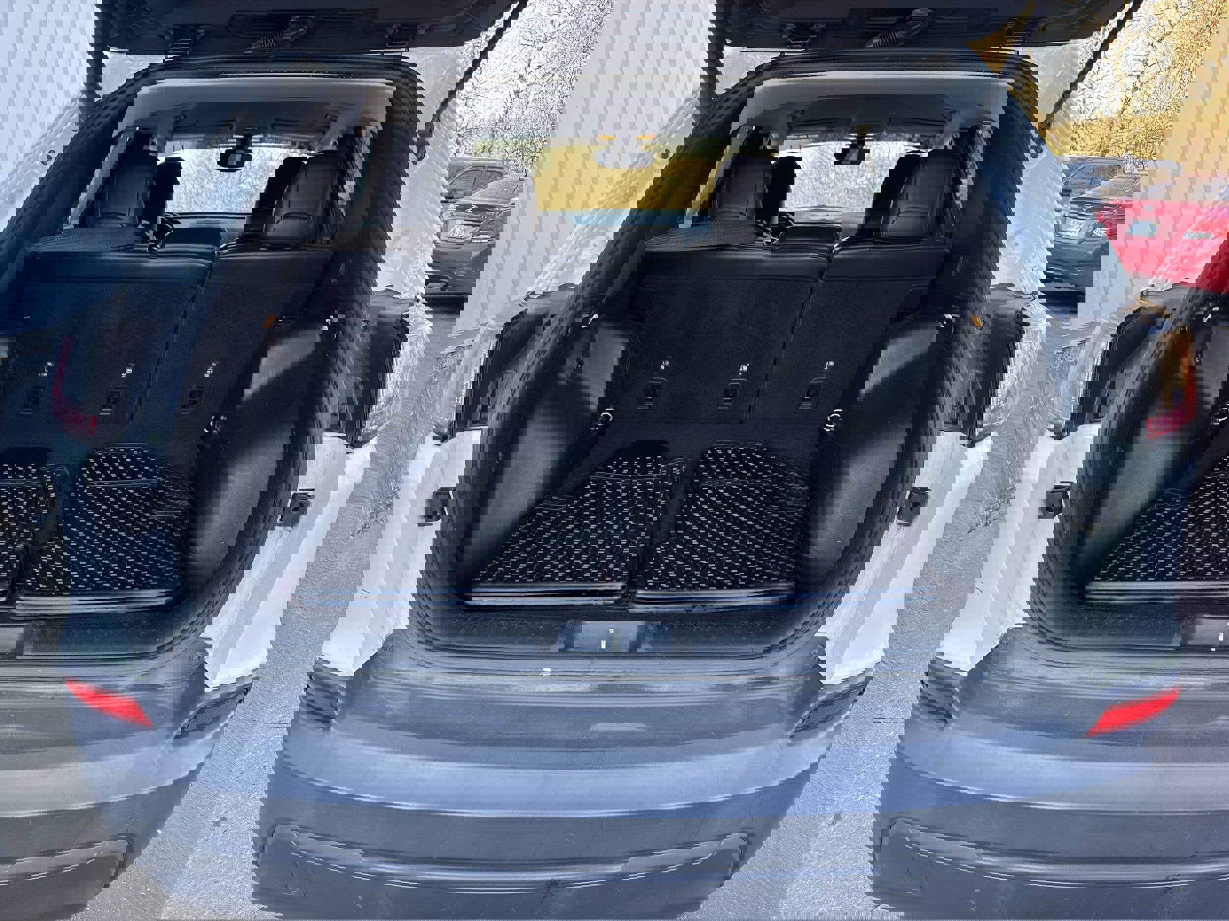 Used 2019 Jeep Cherokee Latitude Plus w/ Comfort/Convenience Group image 11