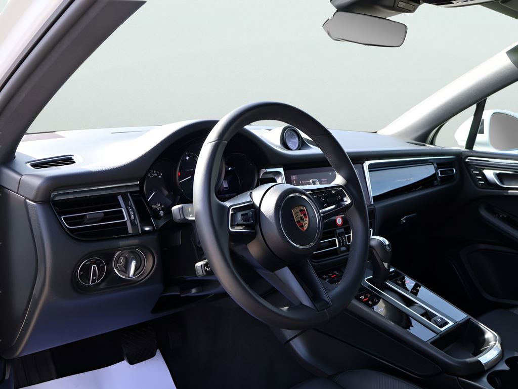 Used 2025 Porsche Macan image 4