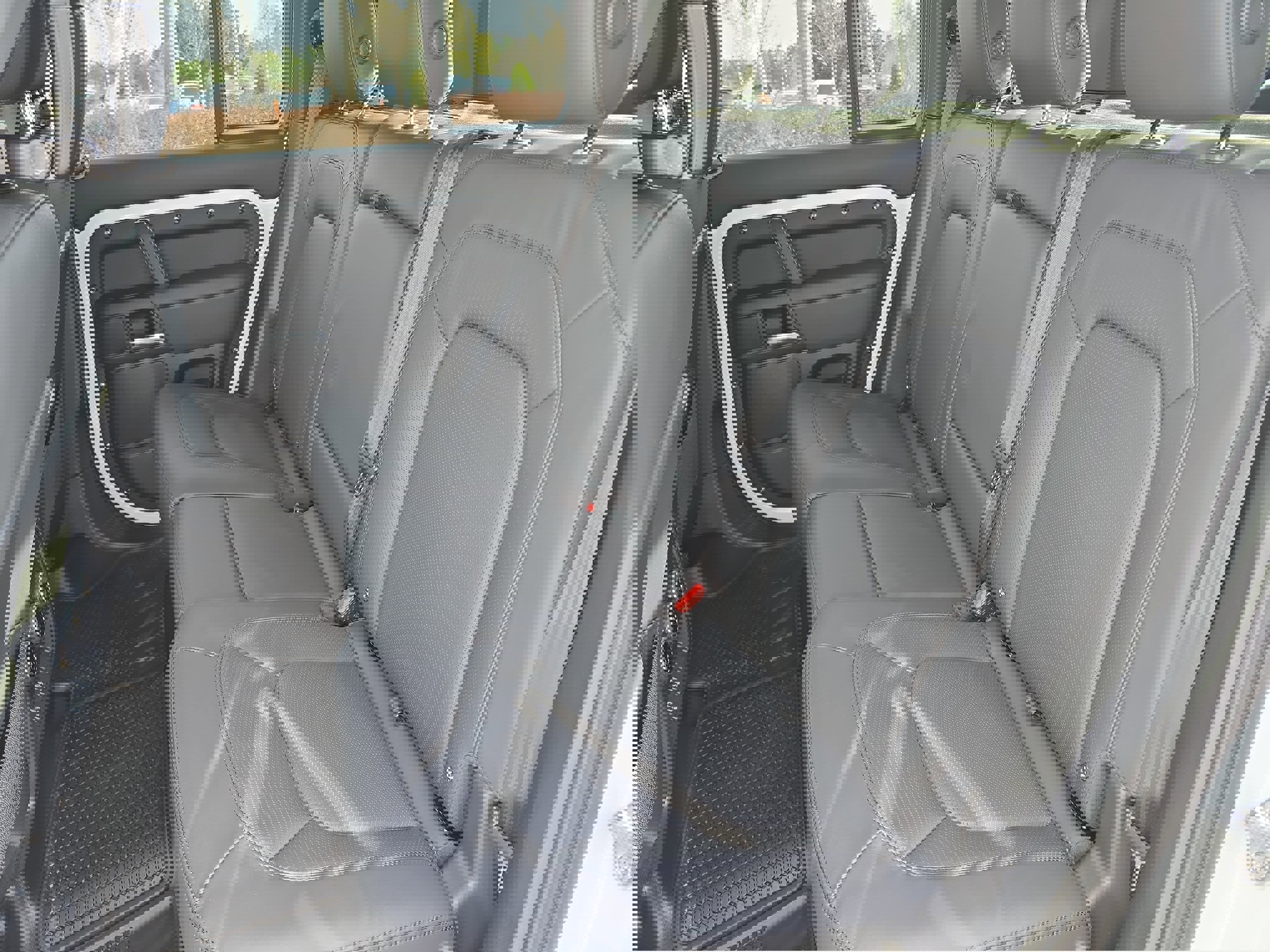 New 2026 Land Rover Defender 110 X-Dynamic SE image 13