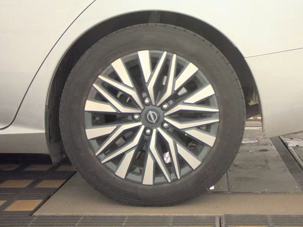 Used 2024 Nissan Altima 2.5 SV image 13