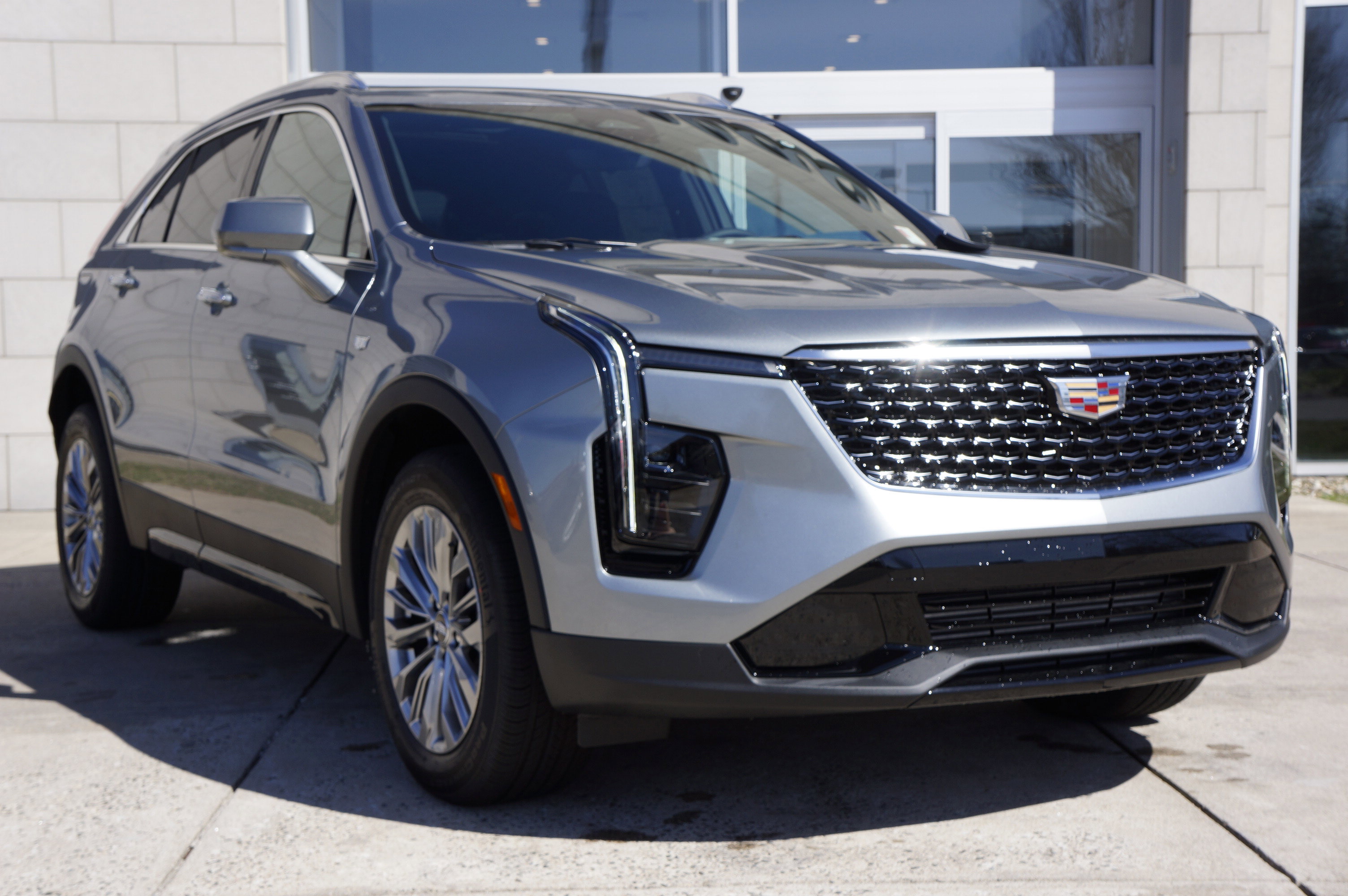 Used 2025 Cadillac XT4 Premium Luxury image 2
