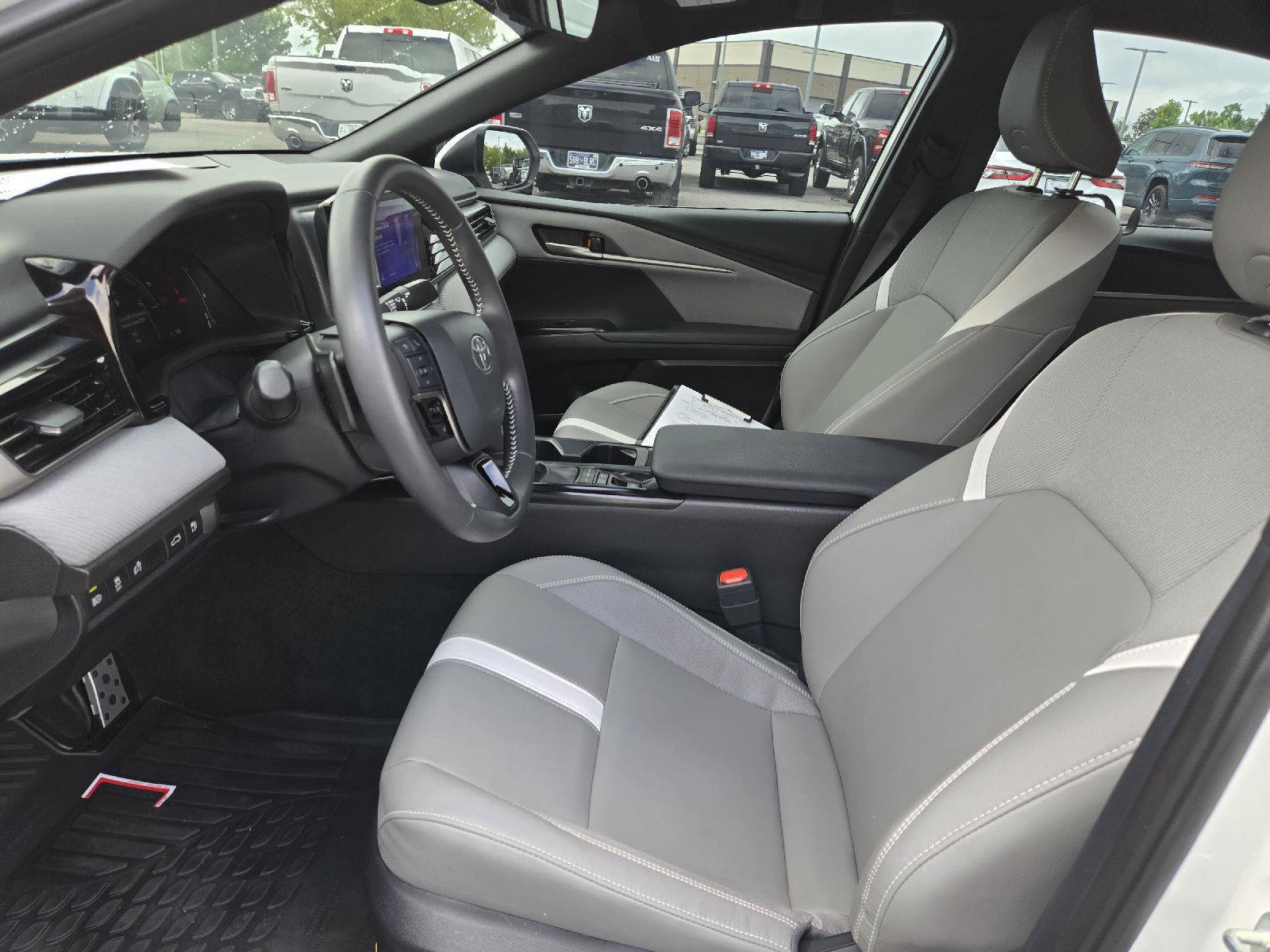 Used 2025 Toyota Camry SE w/ Convenience Package FWD image 15