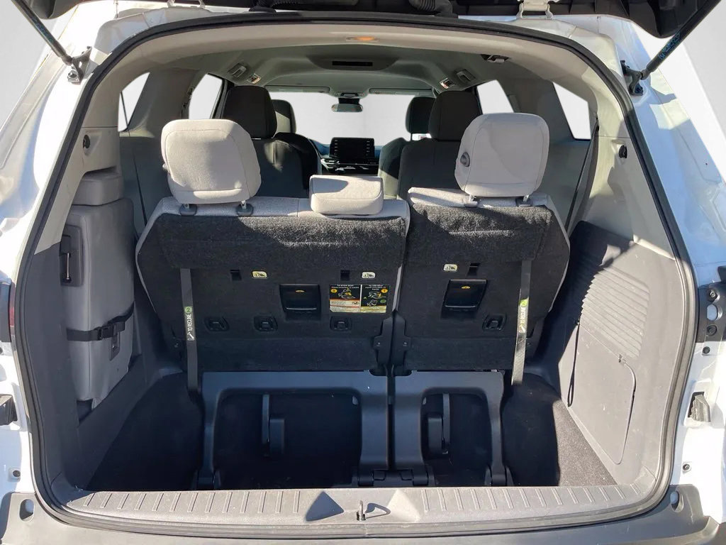 Used 2024 Toyota Sienna LE FWD image 9