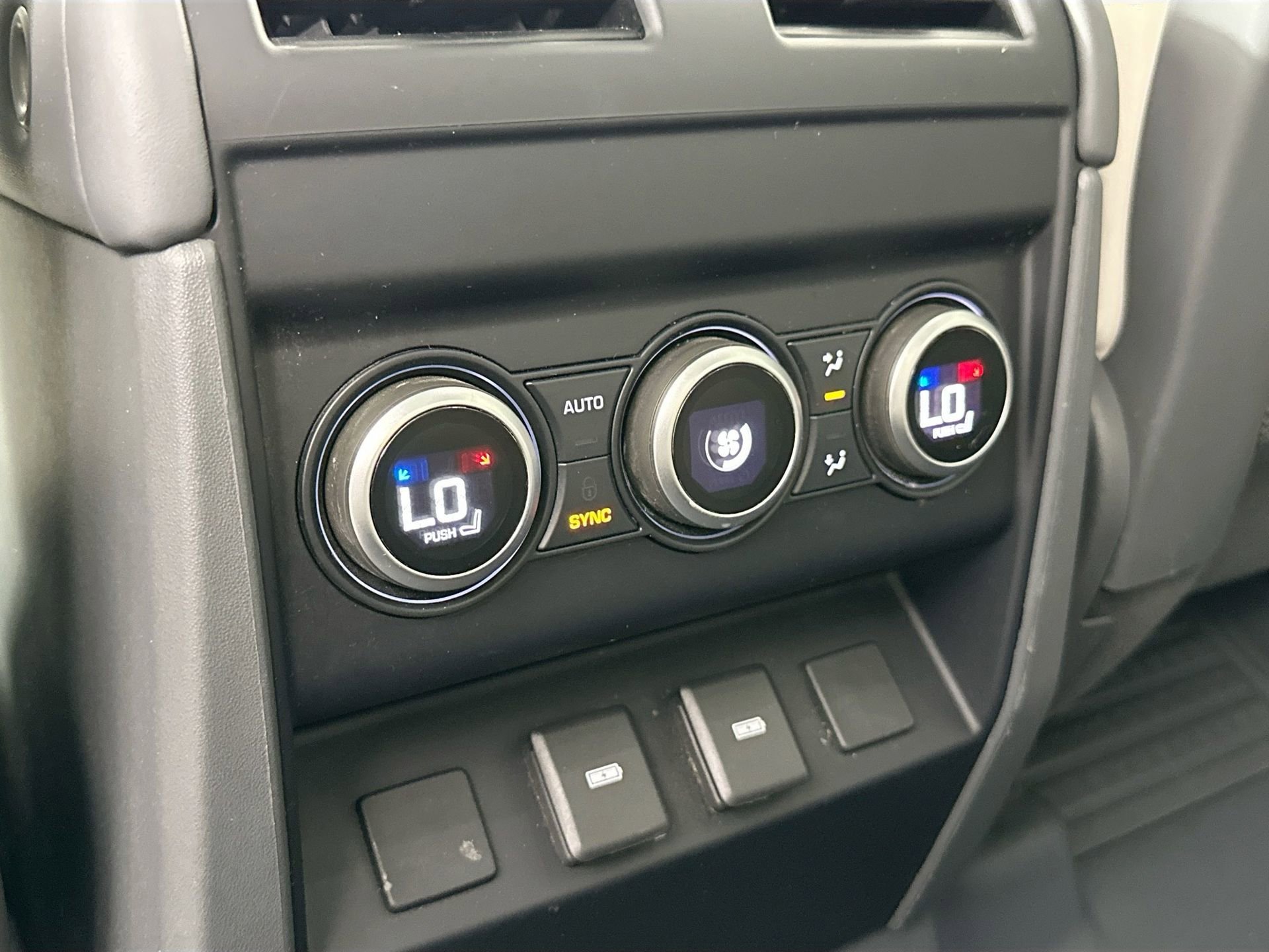 Used 2024 Land Rover Defender 110 SE image 28