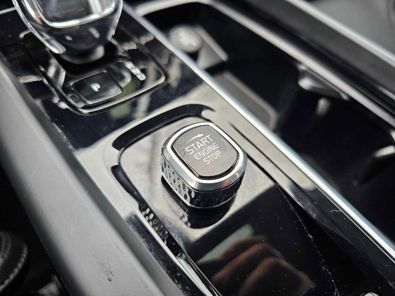 Certified 2023 Volvo XC60 B6 Ultimate w/ Protection Package Premier image 38