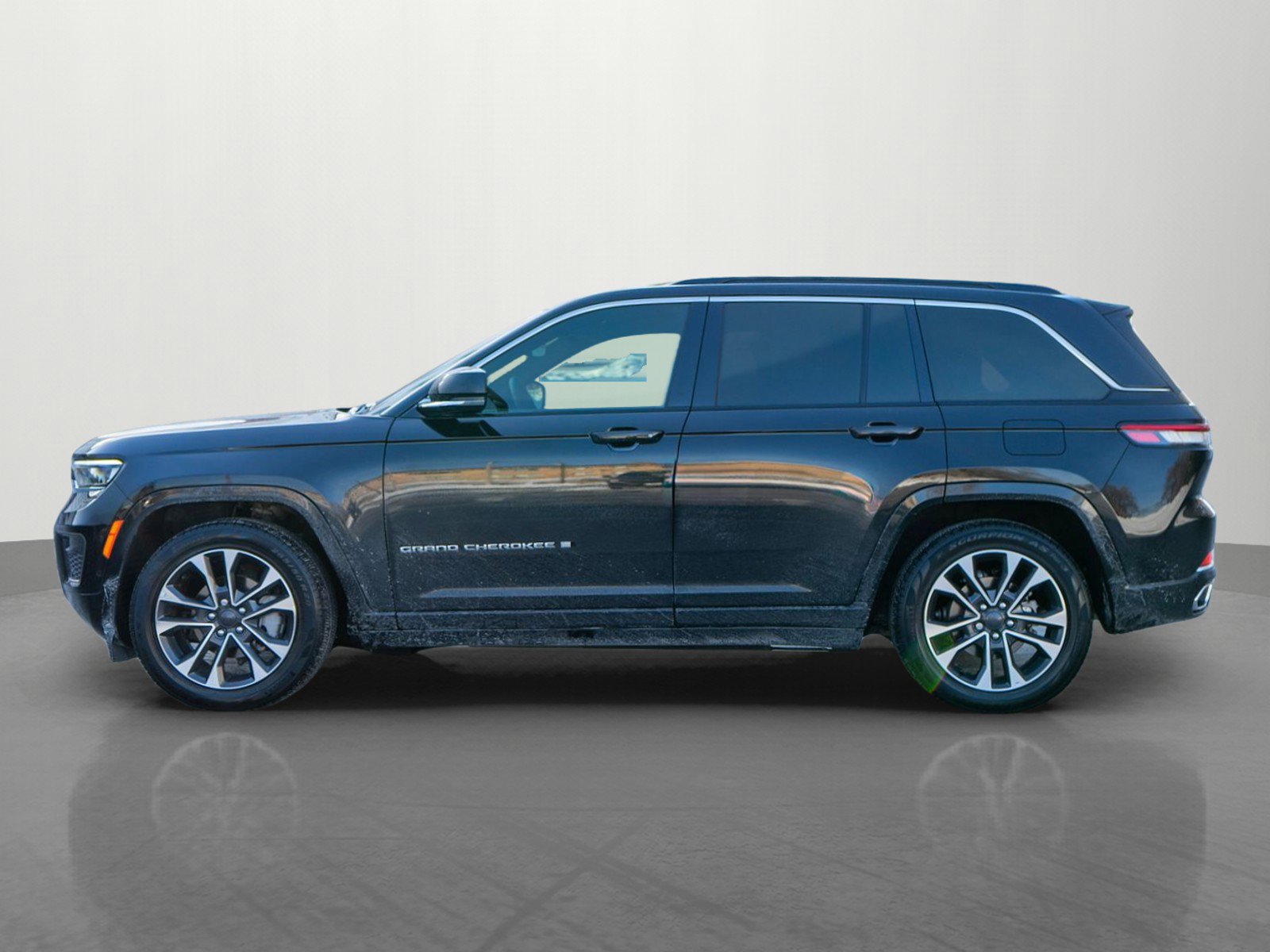Used 2025 Jeep Grand Cherokee Overland image 4