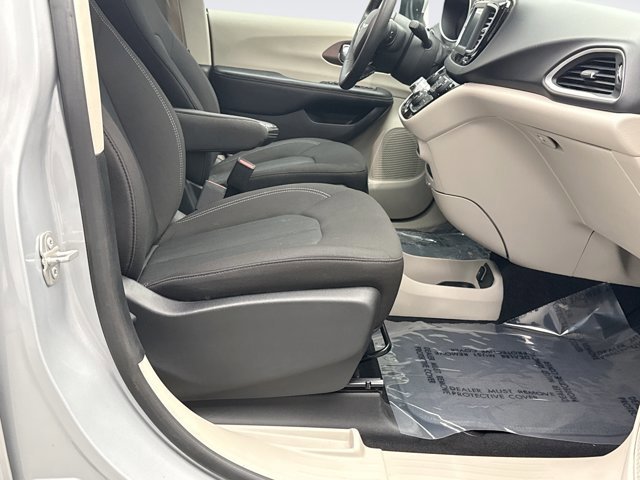 Used 2023 Chrysler Voyager LX image 16
